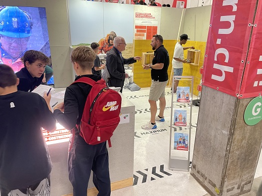 Angeregte Gespr&auml;che und interessierte Sch&uuml;ler