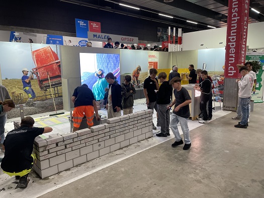 Sch&uuml;ler erstellen eine Mauer